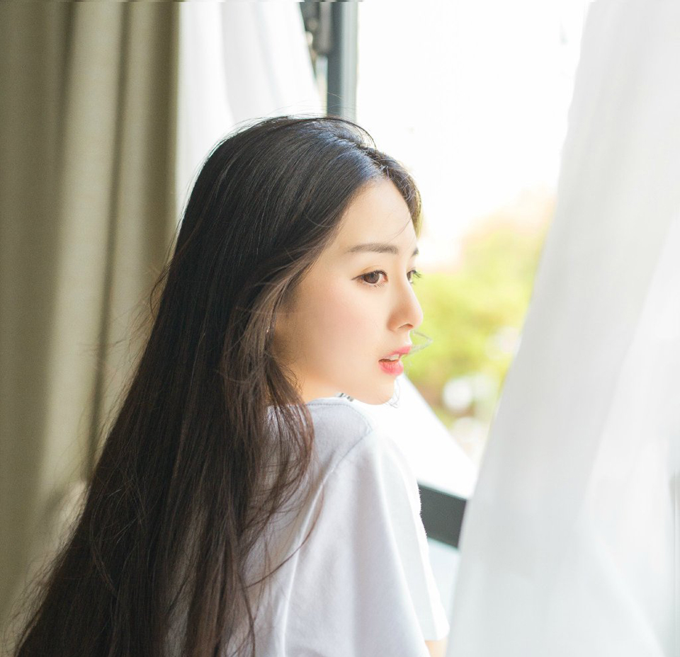 “士元静观即可。”法正微笑着点点头。